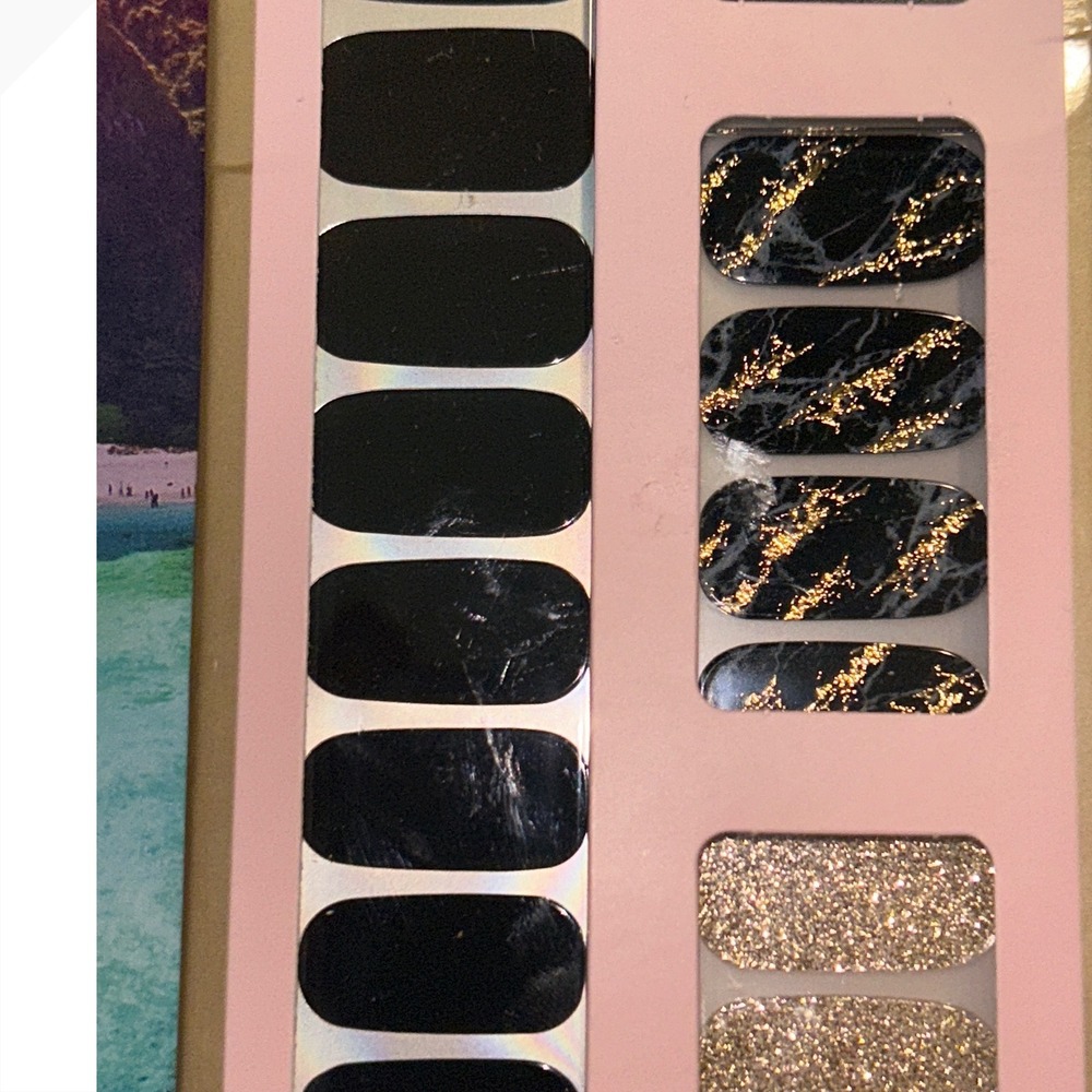 Dashing Diva Gloss Ultra Shine Gel Nail Strips Black Obsidian GS537 Gold Marble